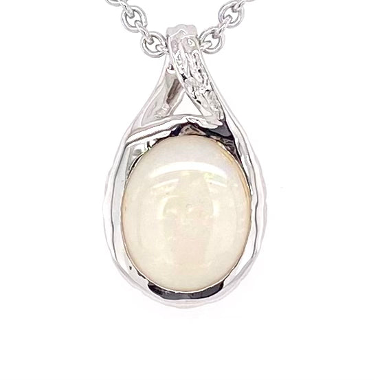 Vedhæng med en ægte solid krystal opal fra Australien indfattet i rhodineret sterling sølv.