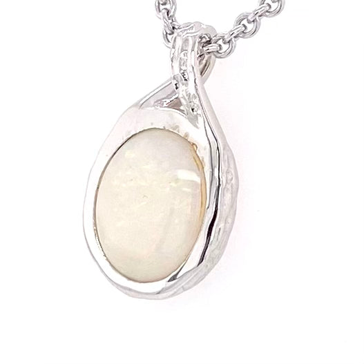 Vedhæng med en ægte solid krystal opal fra Australien indfattet i rhodineret sterling sølv.