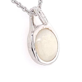 Vedhæng med en ægte solid krystal opal fra Australien indfattet i rhodineret sterling sølv.