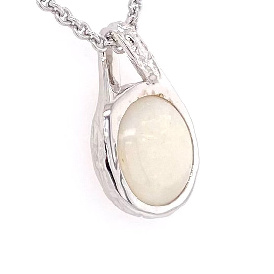 Vedhæng med en ægte solid krystal opal fra Australien indfattet i rhodineret sterling sølv.