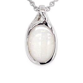 Vedhæng med en ægte solid krystal opal fra Australien indfattet i rhodineret sterling sølv.