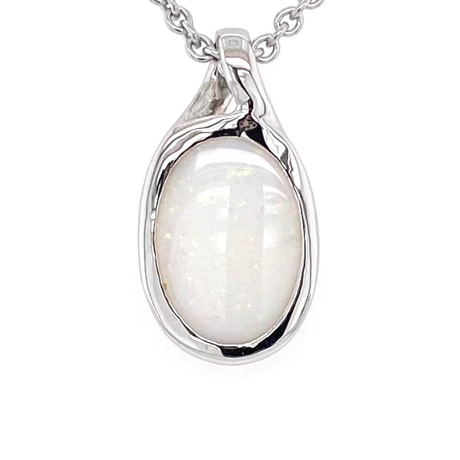 Vedhæng med en ægte solid krystal opal fra Australien indfattet i rhodineret sterling sølv.