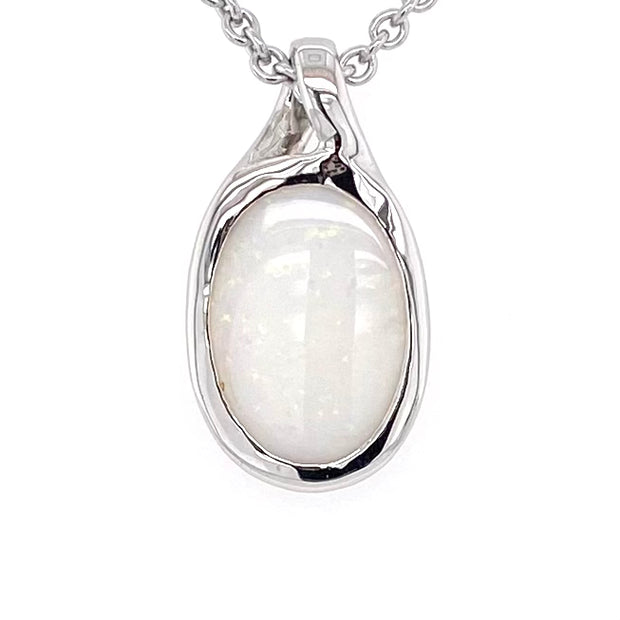 Vedhæng med en ægte solid krystal opal fra Australien indfattet i rhodineret sterling sølv.