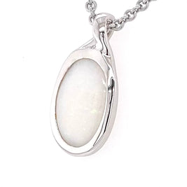 Vedhæng med en ægte solid krystal opal fra Australien indfattet i rhodineret sterling sølv.