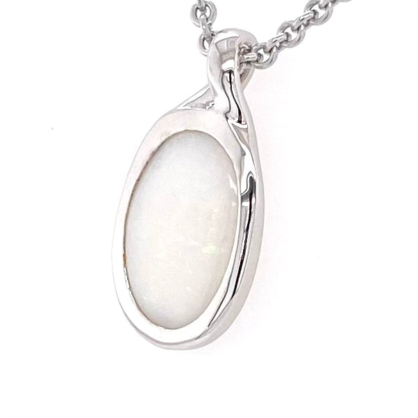 Vedhæng med en ægte solid krystal opal fra Australien indfattet i rhodineret sterling sølv.