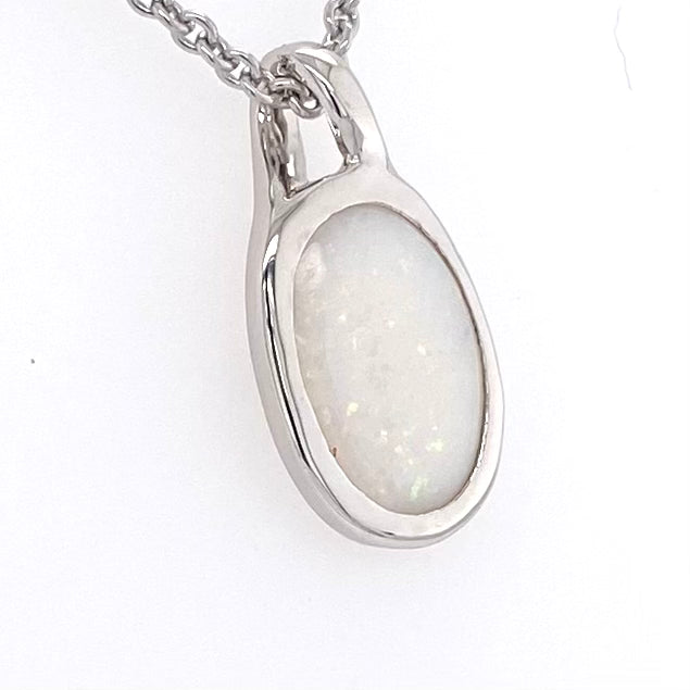 Vedhæng med en ægte solid krystal opal fra Australien indfattet i rhodineret sterling sølv.