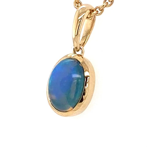 Vedhæng med en ægte solid krystal opal fra Australien indfattet i 9 karat guld.
