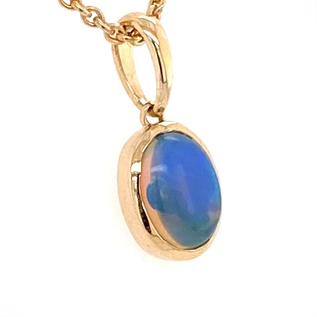 Vedhæng med en ægte solid krystal opal fra Australien indfattet i 9 karat guld.