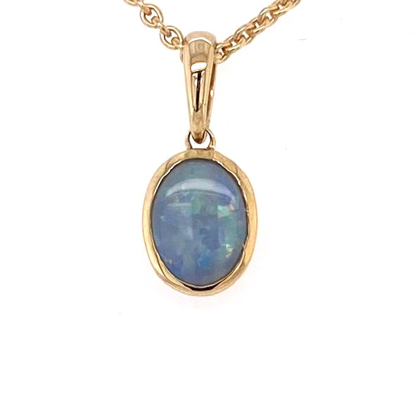 Vedhæng med en ægte solid krystal opal fra Australien indfattet i 9 karat guld.