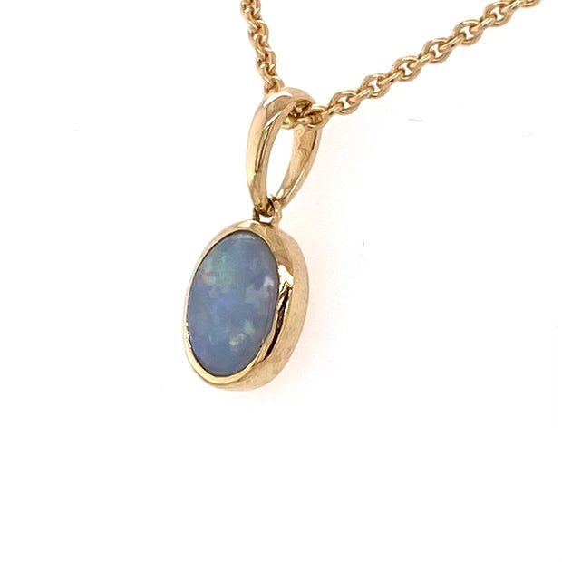 Vedhæng med en ægte solid krystal opal fra Australien indfattet i 9 karat guld.
