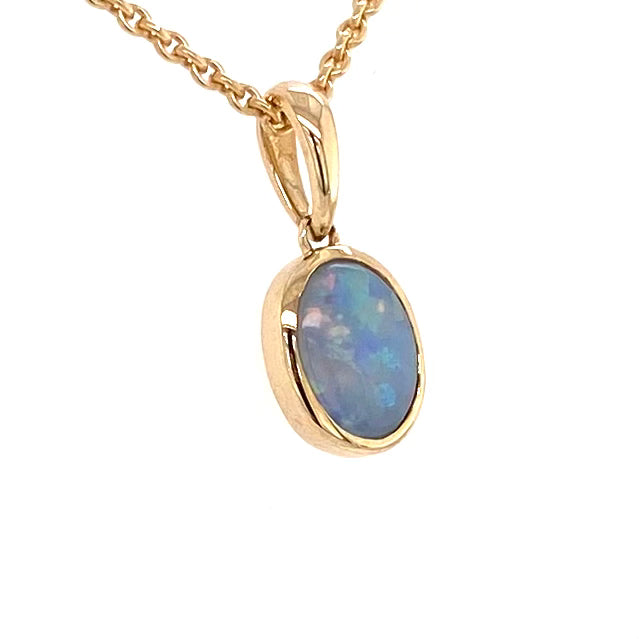 Vedhæng med en ægte solid krystal opal fra Australien indfattet i 9 karat guld.