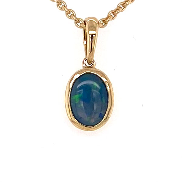 Vedhæng med en ægte solid krystal opal fra Australien indfattet i 9 karat guld.