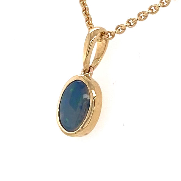 Vedhæng med en ægte solid krystal opal fra Australien indfattet i 9 karat guld.