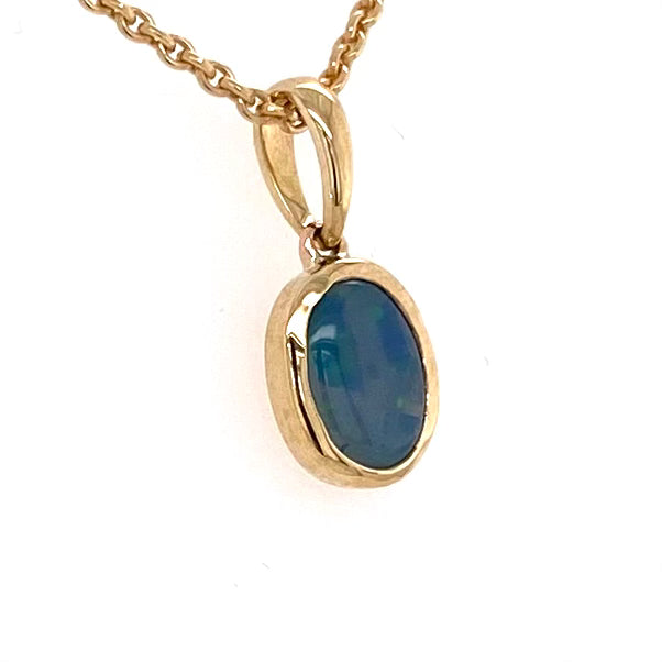 Vedhæng med en ægte solid krystal opal fra Australien indfattet i 9 karat guld.
