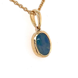 Vedhæng med en ægte solid krystal opal fra Australien indfattet i 9 karat guld.