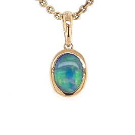Vedhæng med en ægte solid krystal opal fra Australien indfattet i 9 karat guld.