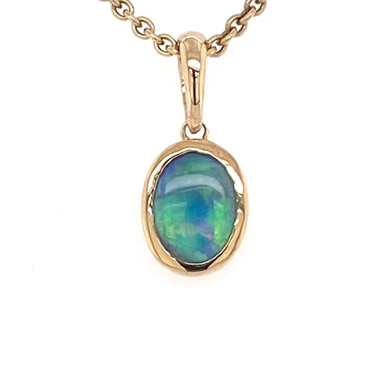 Vedhæng med en ægte solid krystal opal fra Australien indfattet i 9 karat guld.