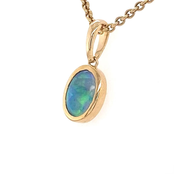 Vedhæng med en ægte solid krystal opal fra Australien indfattet i 9 karat guld.