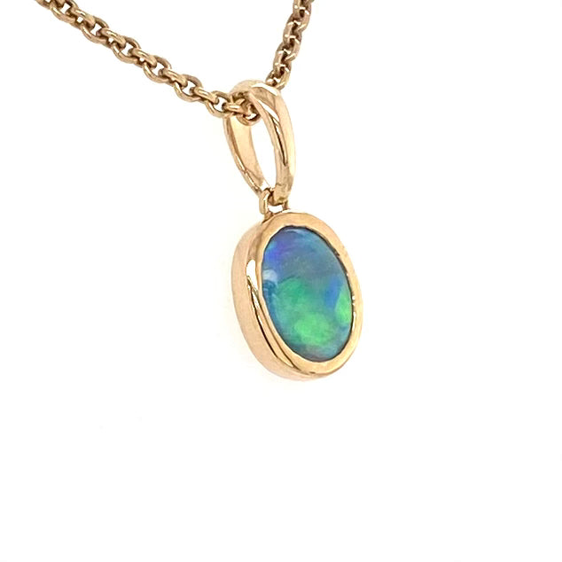 Vedhæng med en ægte solid krystal opal fra Australien indfattet i 9 karat guld.