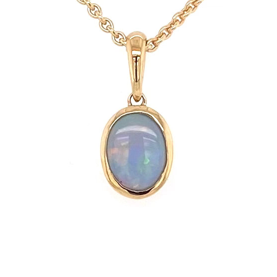 Vedhæng med en ægte solid krystal opal fra Australien indfattet i 9 karat guld.