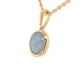 Vedhæng med en ægte solid krystal opal fra Australien indfattet i 9 karat guld.
