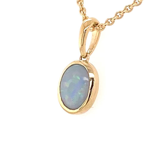 Vedhæng med en ægte solid krystal opal fra Australien indfattet i 9 karat guld.