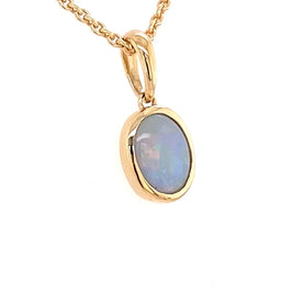 Vedhæng med en ægte solid krystal opal fra Australien indfattet i 9 karat guld.