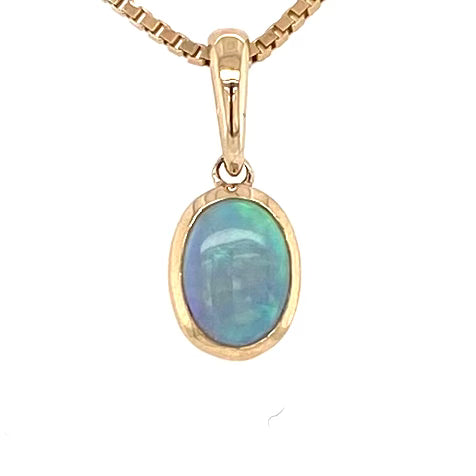 Vedhæng med en ægte solid krystal opal fra Australien indfattet i 9 karat guld.