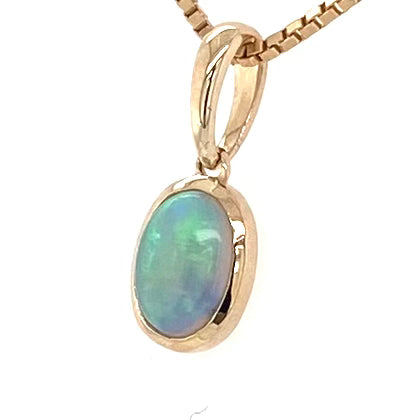 Vedhæng med en ægte solid krystal opal fra Australien indfattet i 9 karat guld.
