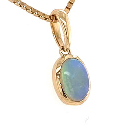 Vedhæng med en ægte solid krystal opal fra Australien indfattet i 9 karat guld.