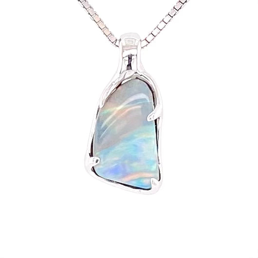 Solid boulder opal fra Australien indfattet i sterling sølv.