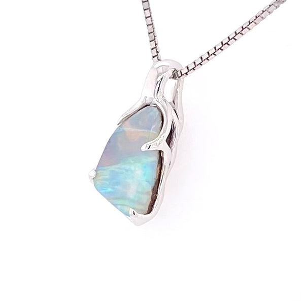 Solid boulder opal fra Australien indfattet i sterling sølv.