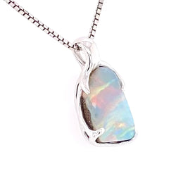 Solid boulder opal fra Australien indfattet i sterling sølv.