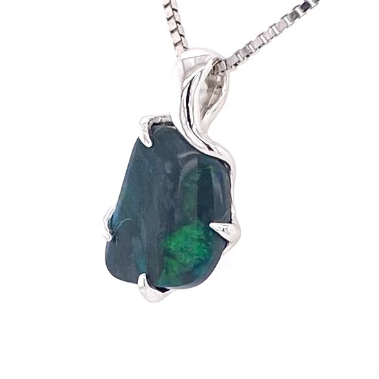 Ægte solid opal fra lightning Ridge, Australien indfattet i sterling sølv.