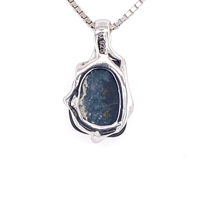 Ægte solid opal fra lightning Ridge, Australien indfattet i sterling sølv.