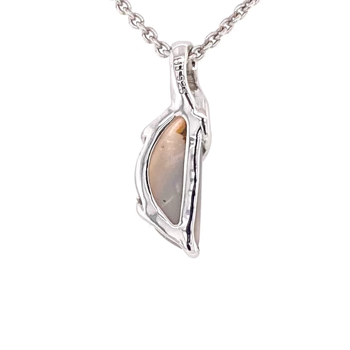 Ægte solid opal fra lightning Ridge, Australien indfattet i sterling sølv.