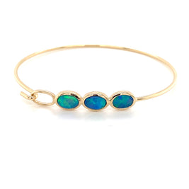 Armring i 14 karat guld med 3 stk. 7 x 5 mm solid krystal opaler fra Australien.