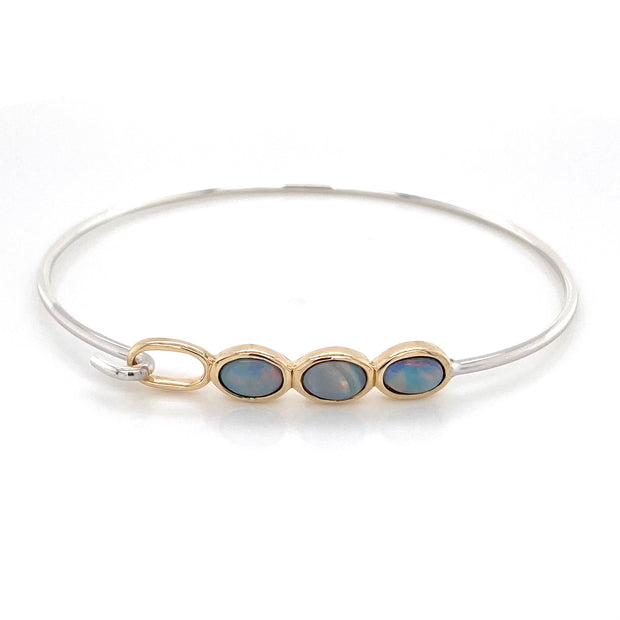 Armring i 14 karat guld og sterling sølv med 3 stk. 6 x 4 mm solid krystal opaler fra Australien.