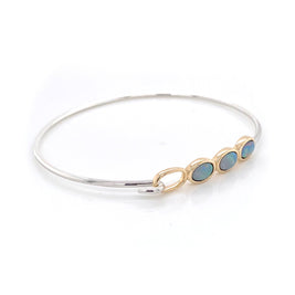 Armring i 14 karat guld og sterling sølv med 3 stk. 6 x 4 mm solid krystal opaler fra Australien.