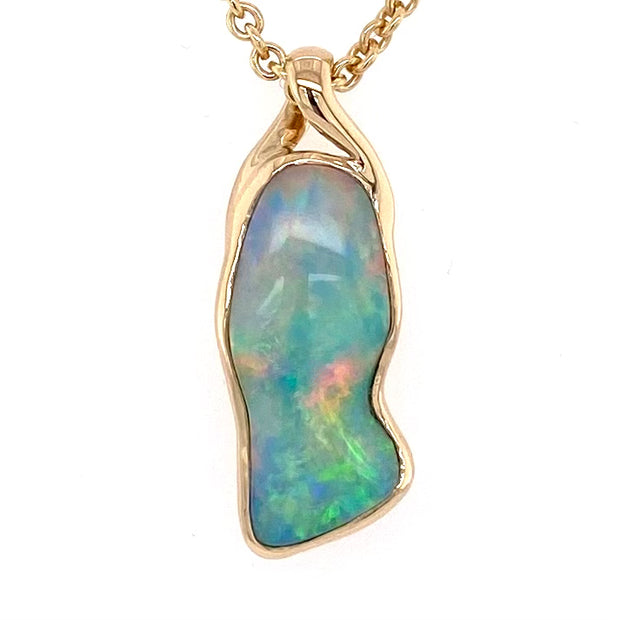 Opal vedhænget har en ægte solid Australsk krystal opaler indfattet i 14 karat guld.