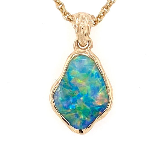 Vedhæng med en ægte solid krystal opal fra Australien indfattet i 14 karat guld.