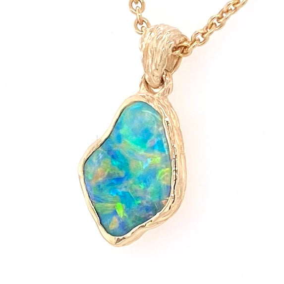 Vedhæng med en ægte solid krystal opal fra Australien indfattet i 14 karat guld.
