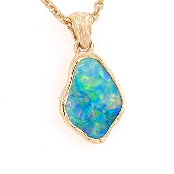 Vedhæng med en ægte solid krystal opal fra Australien indfattet i 14 karat guld.