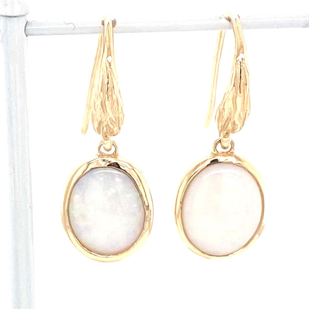 Opal ørehængerne har ægte solide Australske krystal opaler indfattet i 14 karat guld.