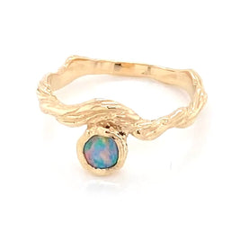 Ring med ægte solid crystal opal fra Australien, indfattet i 14 karat rustik guld.