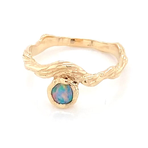 Ring med ægte solid crystal opal fra Australien, indfattet i 14 karat rustik guld.