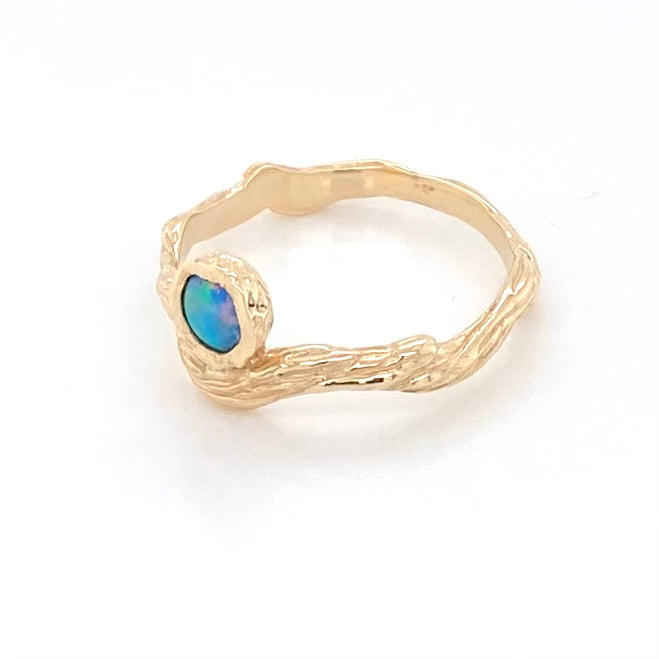 Ring med ægte solid crystal opal fra Australien, indfattet i 14 karat rustik guld.