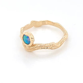 Ring med ægte solid crystal opal fra Australien, indfattet i 14 karat rustik guld.
