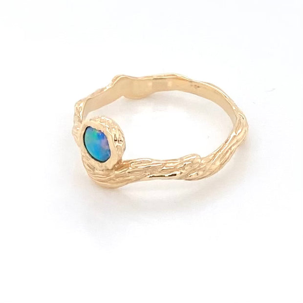 Ring med ægte solid crystal opal fra Australien, indfattet i 14 karat rustik guld.