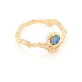 Ring med ægte solid crystal opal fra Australien, indfattet i 14 karat rustik guld.